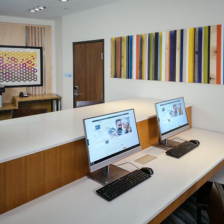 Holiday Inn Express & Suites - Medford By Ihg Exteriör bild