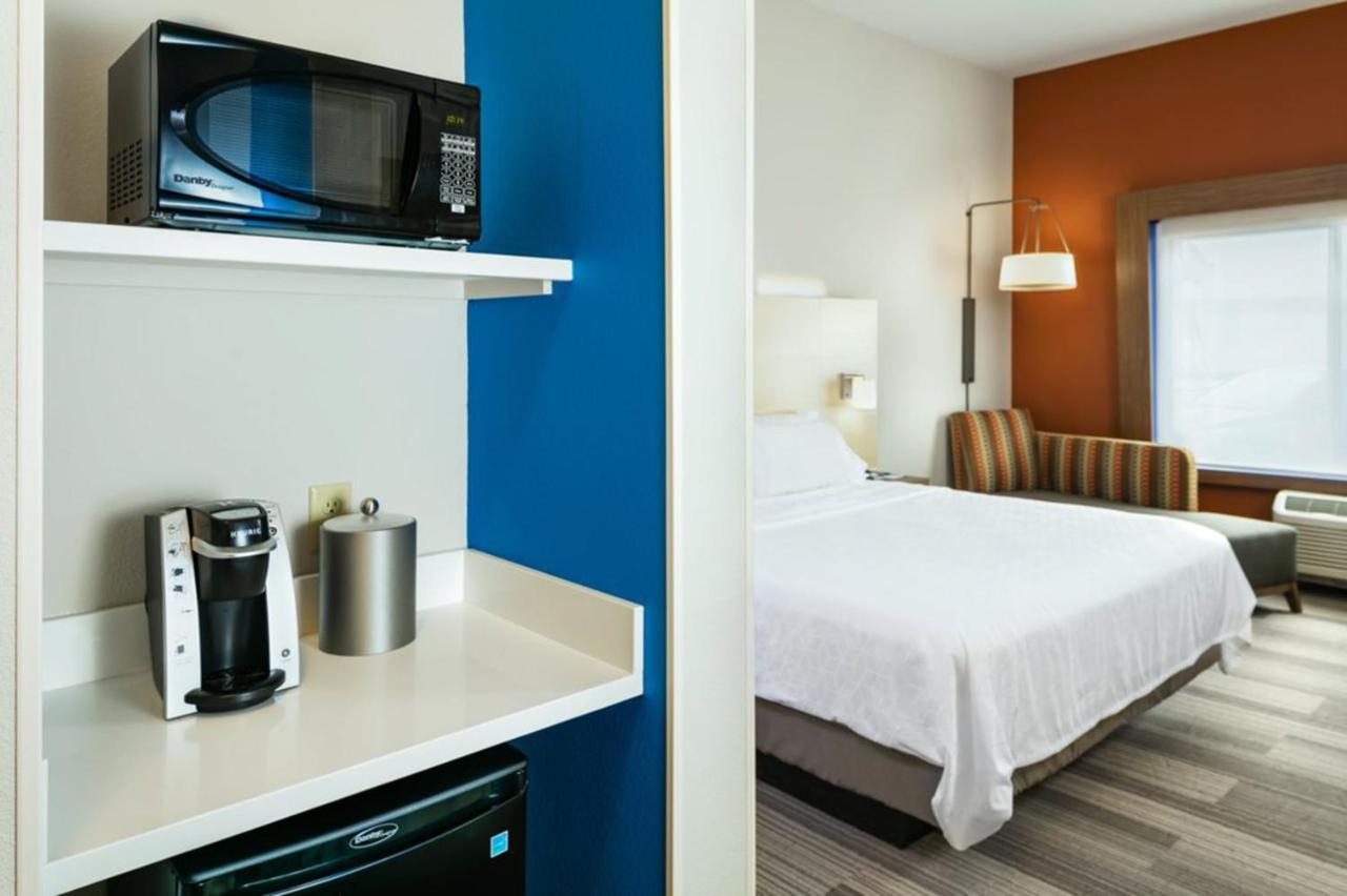 Holiday Inn Express & Suites - Medford By Ihg Exteriör bild
