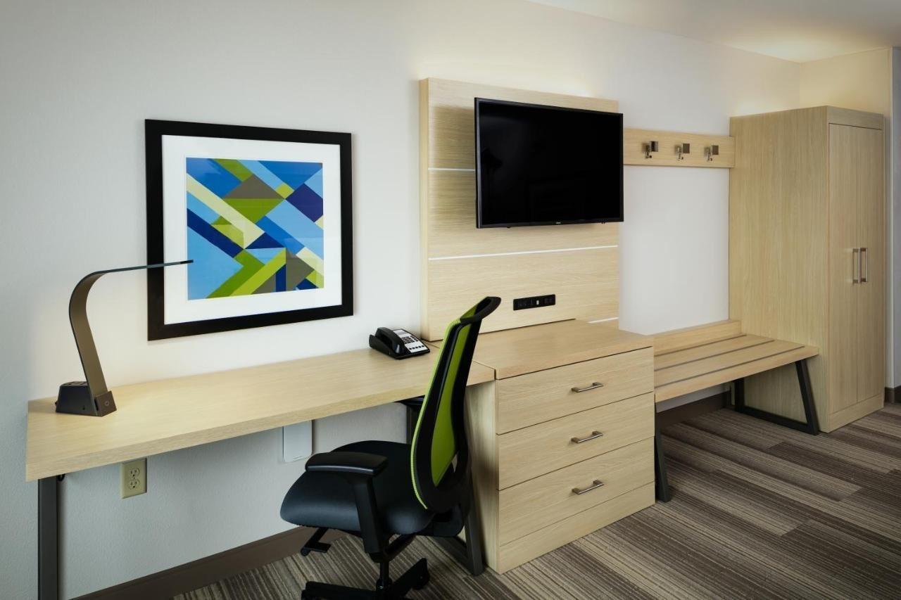 Holiday Inn Express & Suites - Medford By Ihg Exteriör bild