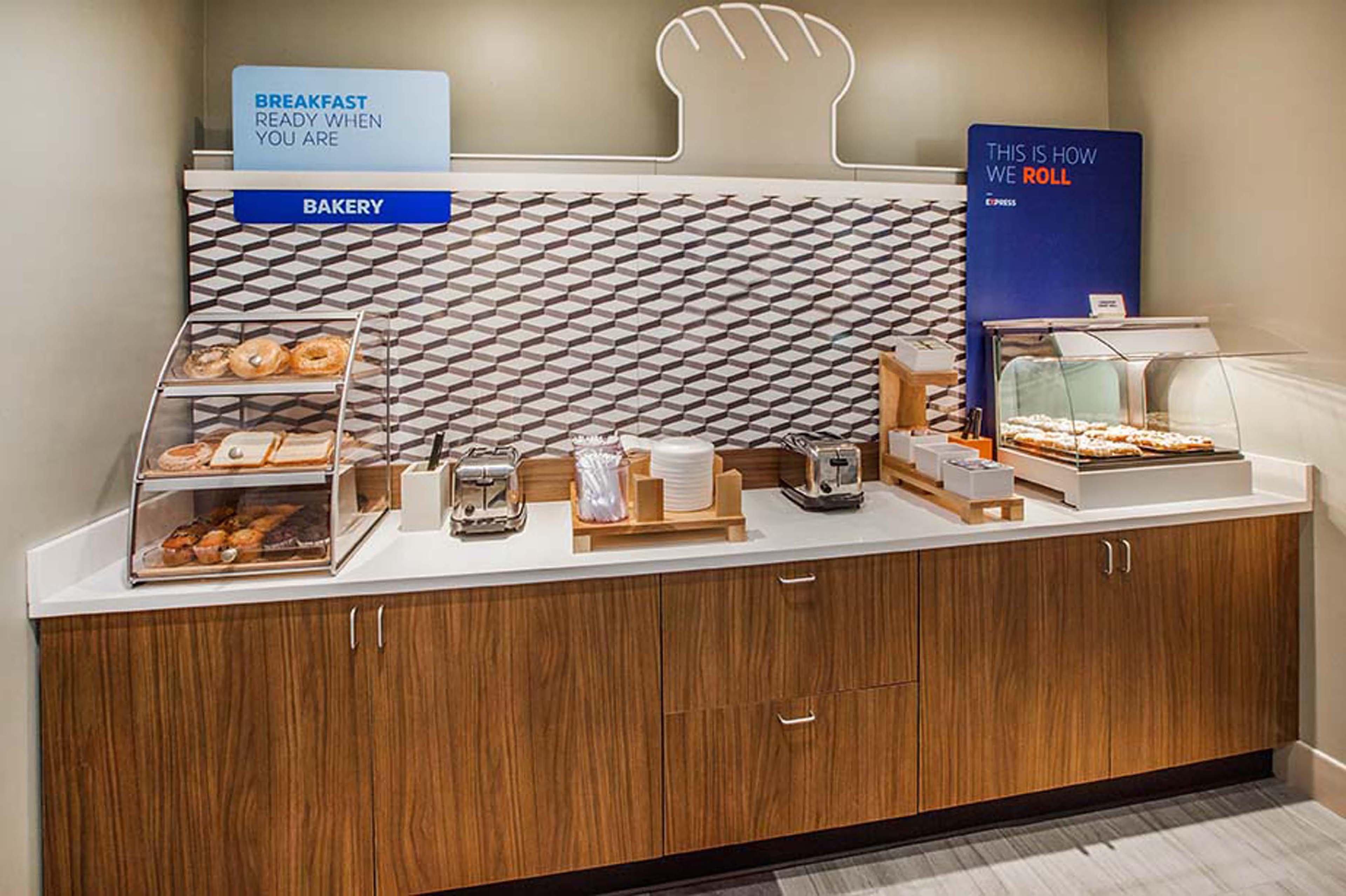 Holiday Inn Express & Suites - Medford By Ihg Exteriör bild