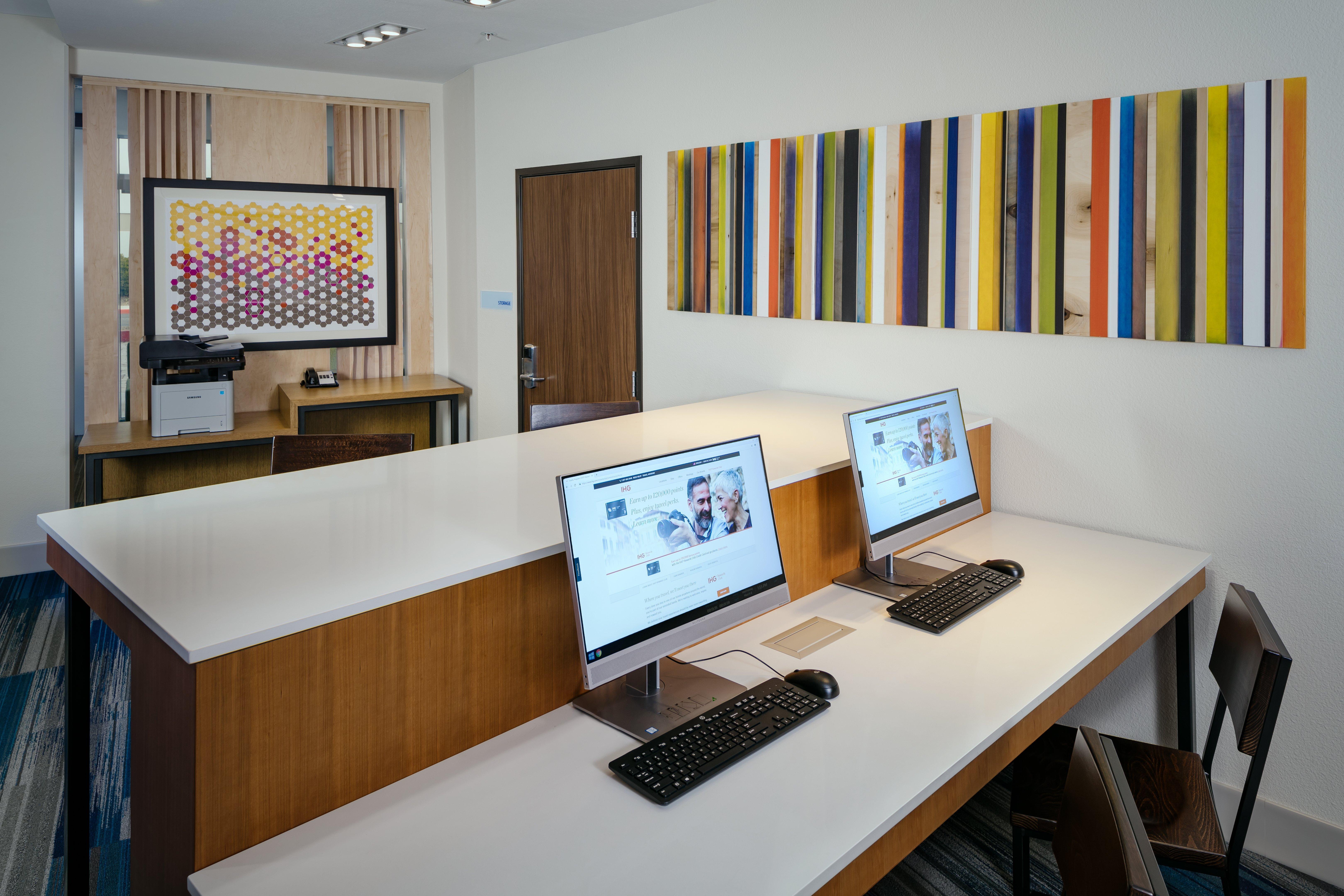 Holiday Inn Express & Suites - Medford By Ihg Exteriör bild
